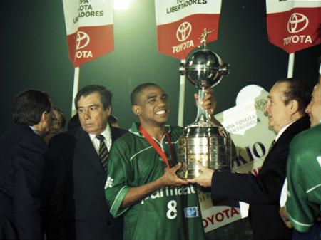 cesar sampaio levanta a taca do palmeiras campeao da libertadores em 1999