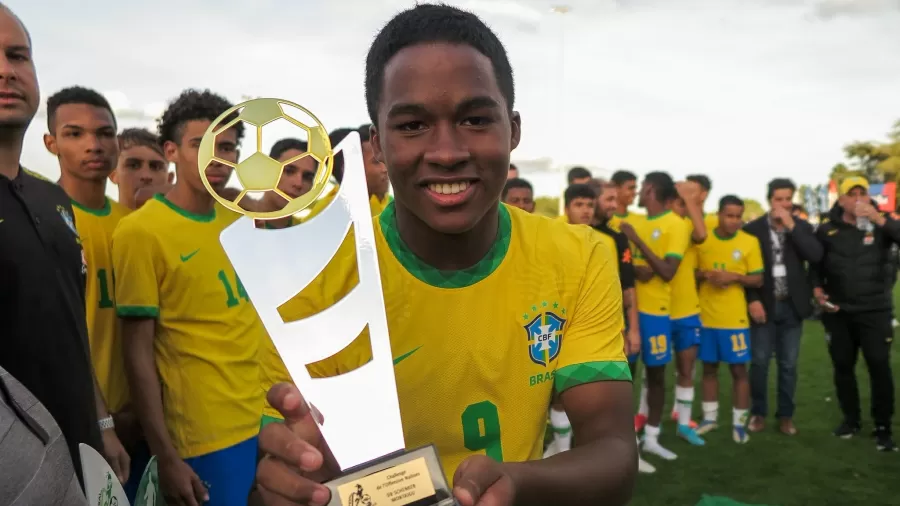 endrick atacante do palmeiras e da selecao brasileira foi artilheiro e eleito o melhor do torneio de montaigu