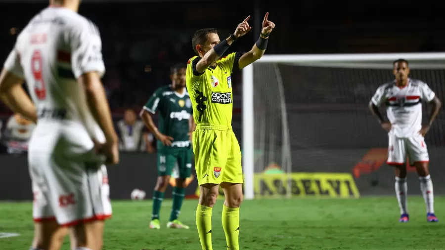 o arbitro douglas marques durante o primeiro jogo da final do campeonato paulista 22 entre sao paulo e palmeiras no morumbi
