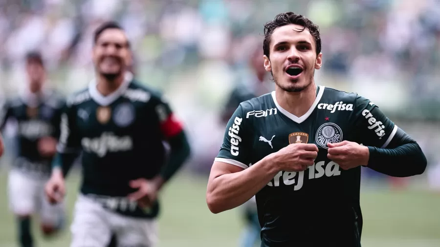 raphael veiga comemora gol do palmeiras contra o santo andre