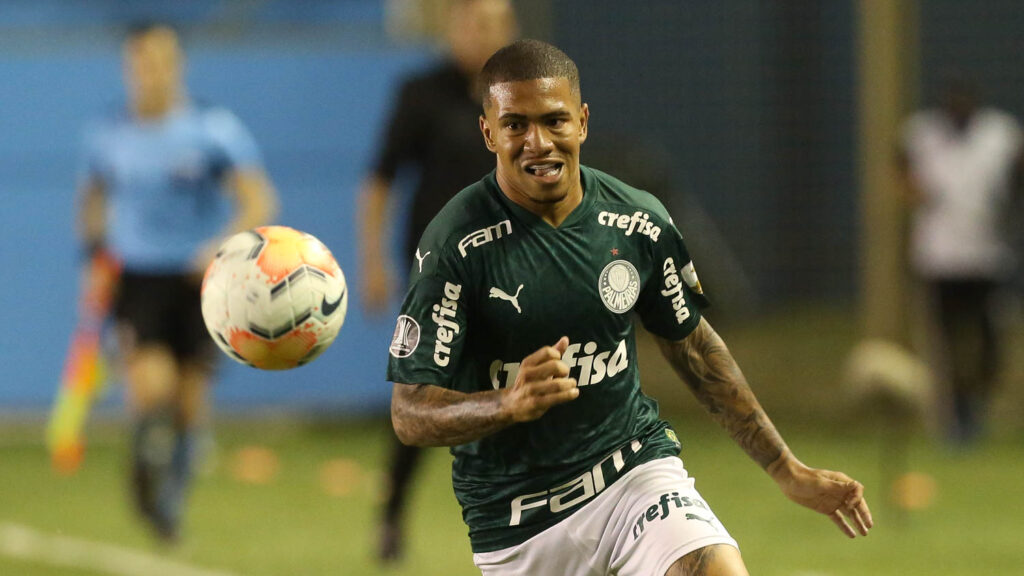 O jogador Lucas Esteves, da SE Palmeiras, em jogo contra a equipe do Delfín SC, durante partida válida pelas oitavas de final (ida), da Copa Libertadores, no estádio Jocay. (Foto: Cesar Greco)