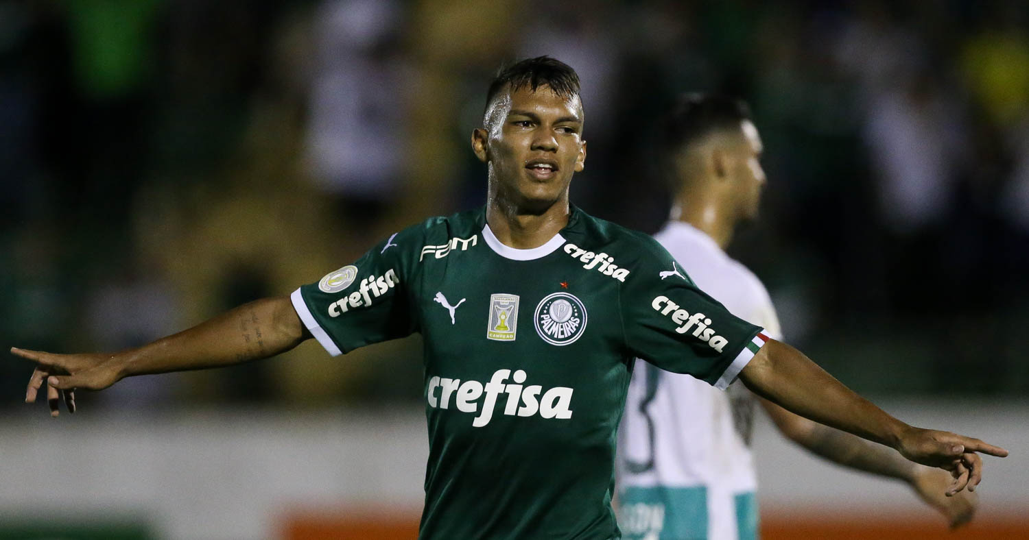 O jogador Gabriel Veron, da SE Palmeiras, comemora seu gol contra a equipe do Goiás EC, durante partida válida pela trigésima sétima rodada, do Campeonato Brasileiro, Série A, no Estádio Brinco de Ouro da Princesa.