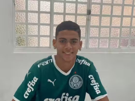 Arthur assinando contrato com o Verdão