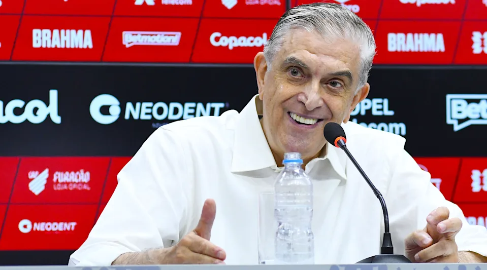 Presidente do Athletico-PR aproveitou apresentação de Fernandinho para atacar outros times.
