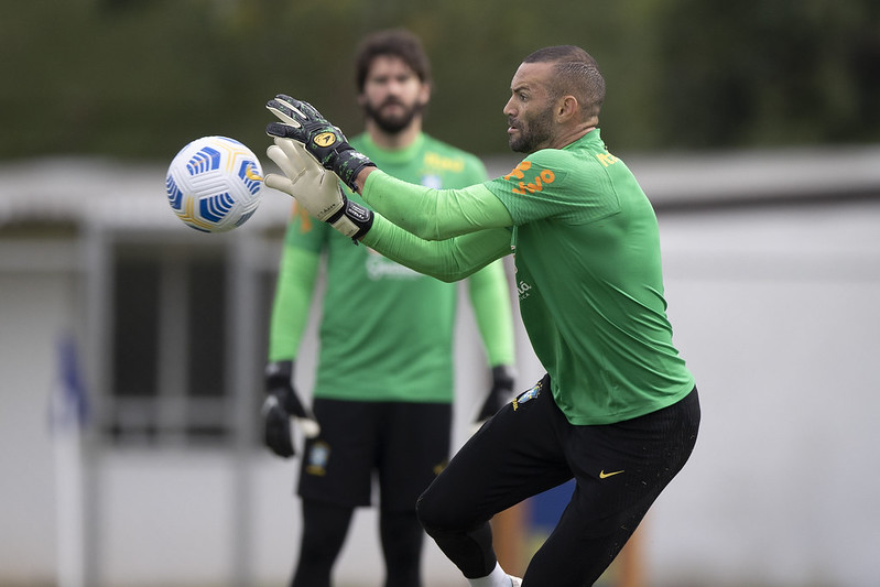 Alisson deveria ser banco de Weverton na Seleção Brasileira, segundo jornalista.
