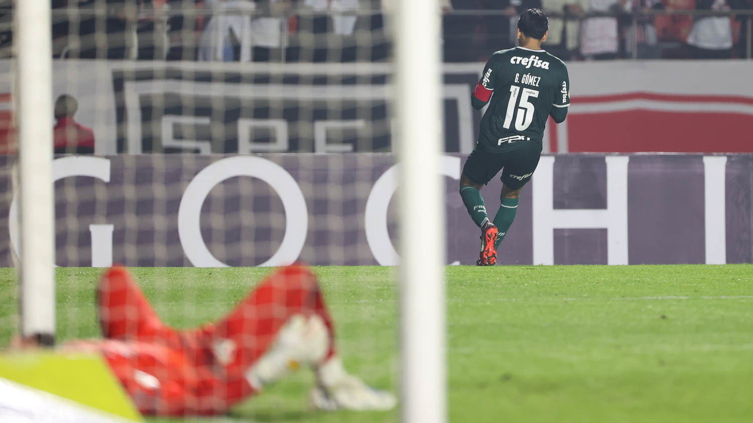 Gustavo Gómez é o segundo melhor zagueiro do mundo para Neto.