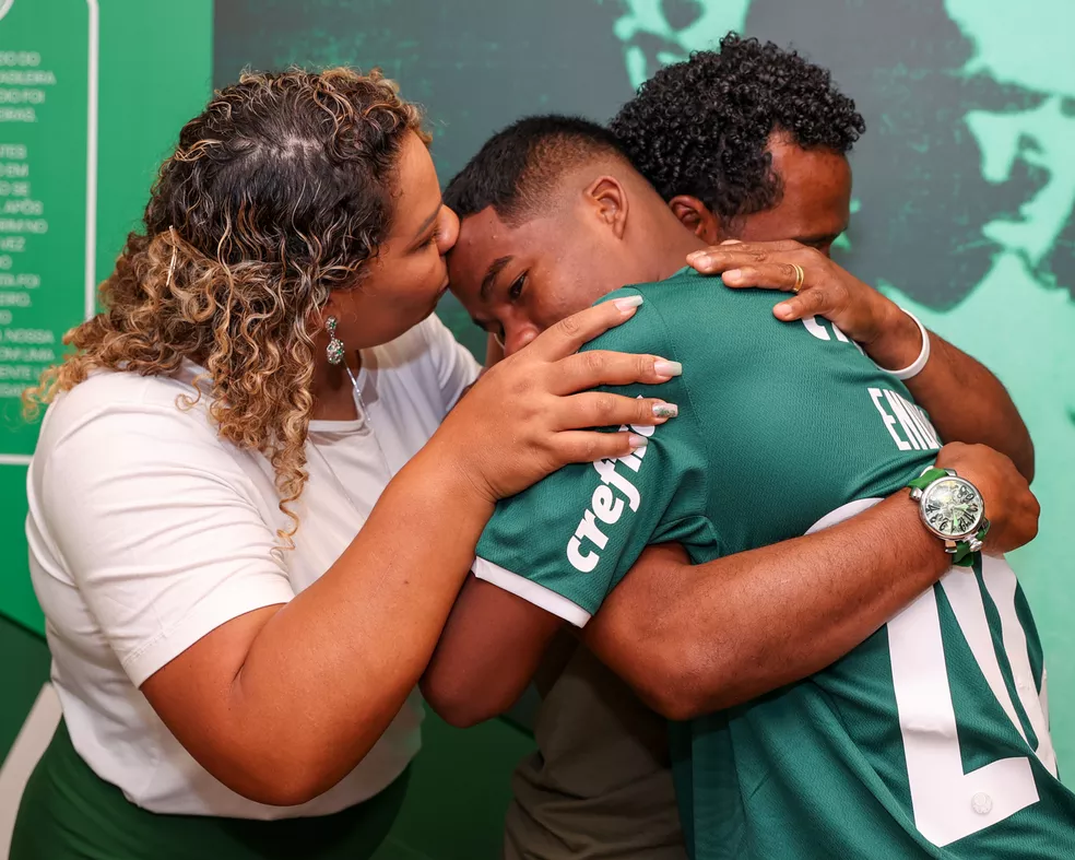 Endrick assina com o Palmeiras