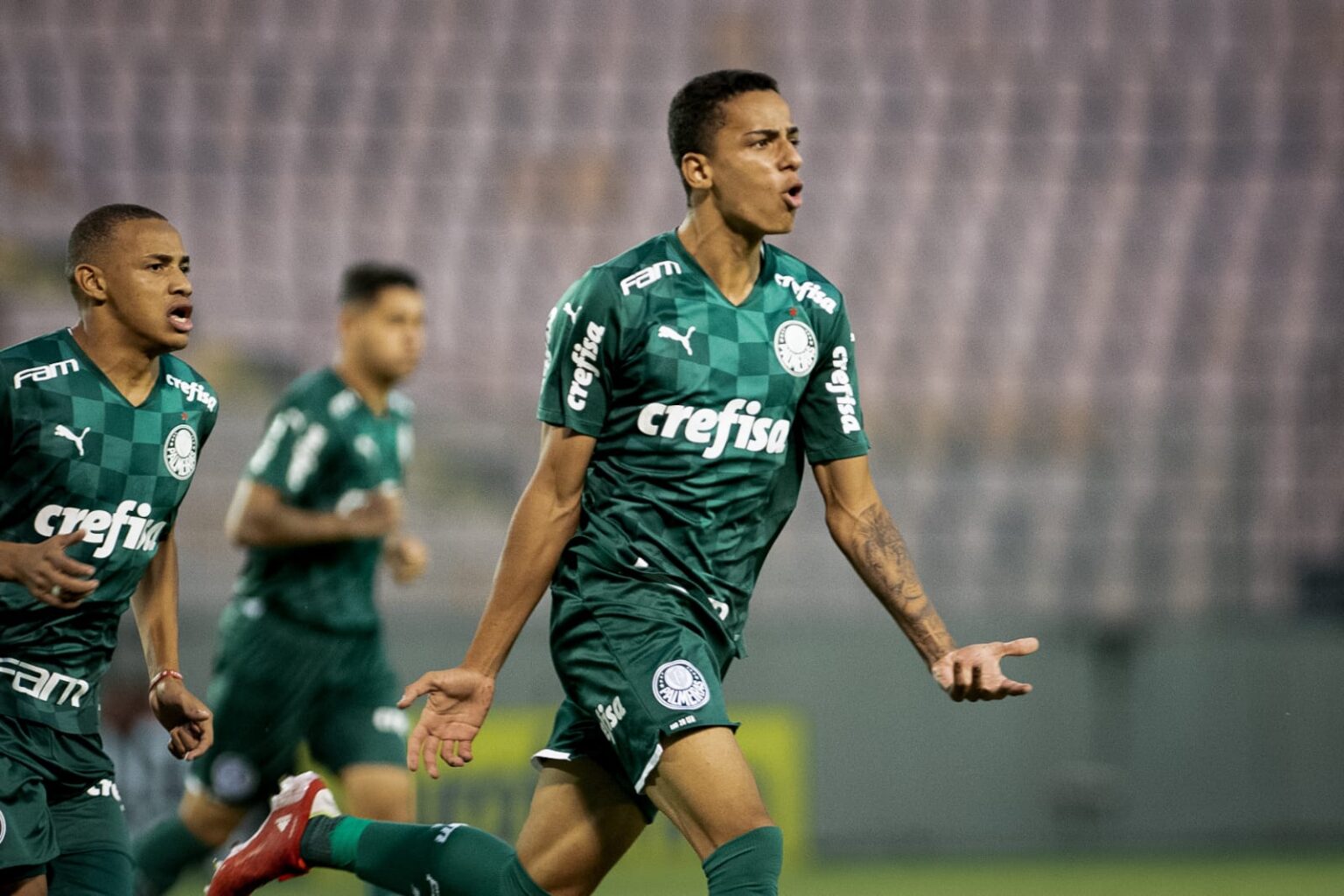 Joia de 332 milhões pode aproveitar saída e virar titular do Verdão 1 Joia de 332 milhões pode aproveitar saída e virar titular do Verdão