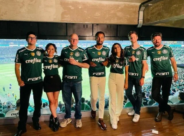 elenco do The Boys no Allianz vendo o Verdão