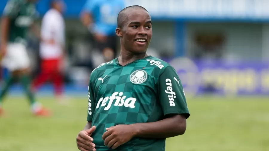 Chelsea é o mais novo interessado no futebol da joia do Palmeiras.