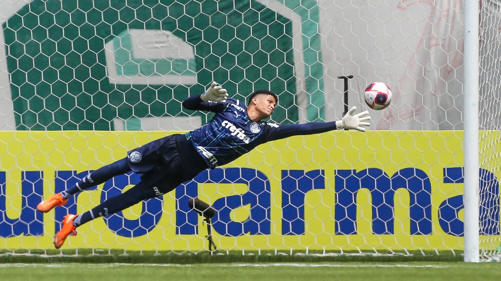 Goleiro negociado pelo Palmeiras é apresentado em Portugal 1 Palmeiras: goleiro cedido a time português foi apresentado.