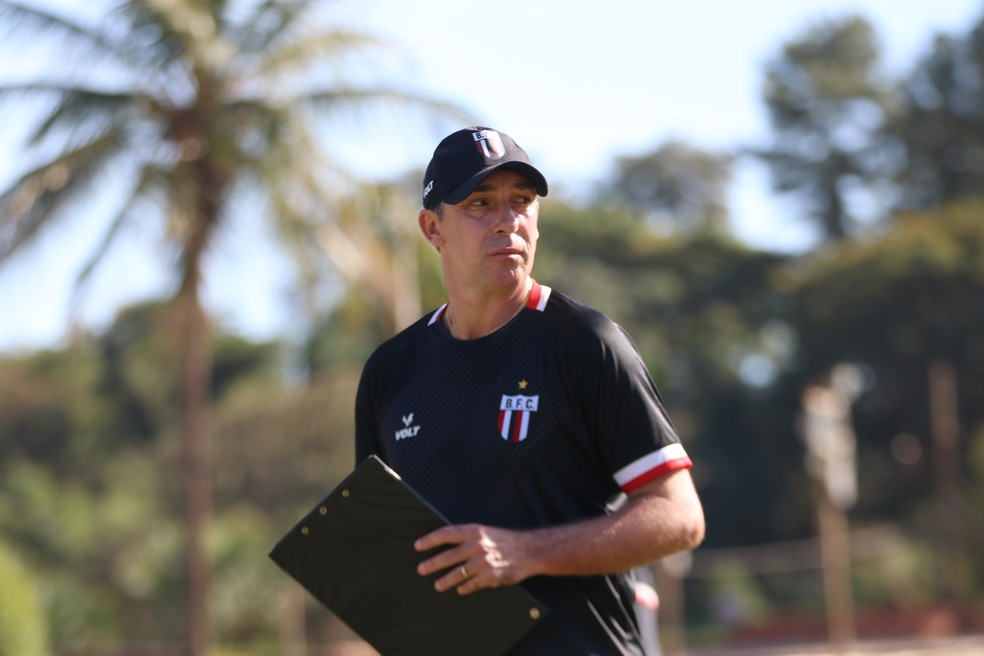 Lateral polêmico e artilheiro no Palmeiras vira treinador e comanda time paulista no acesso à Série B