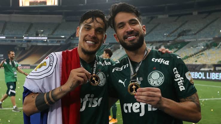 Edmundo sugere que clube carioca busque zagueiro do Palmeiras