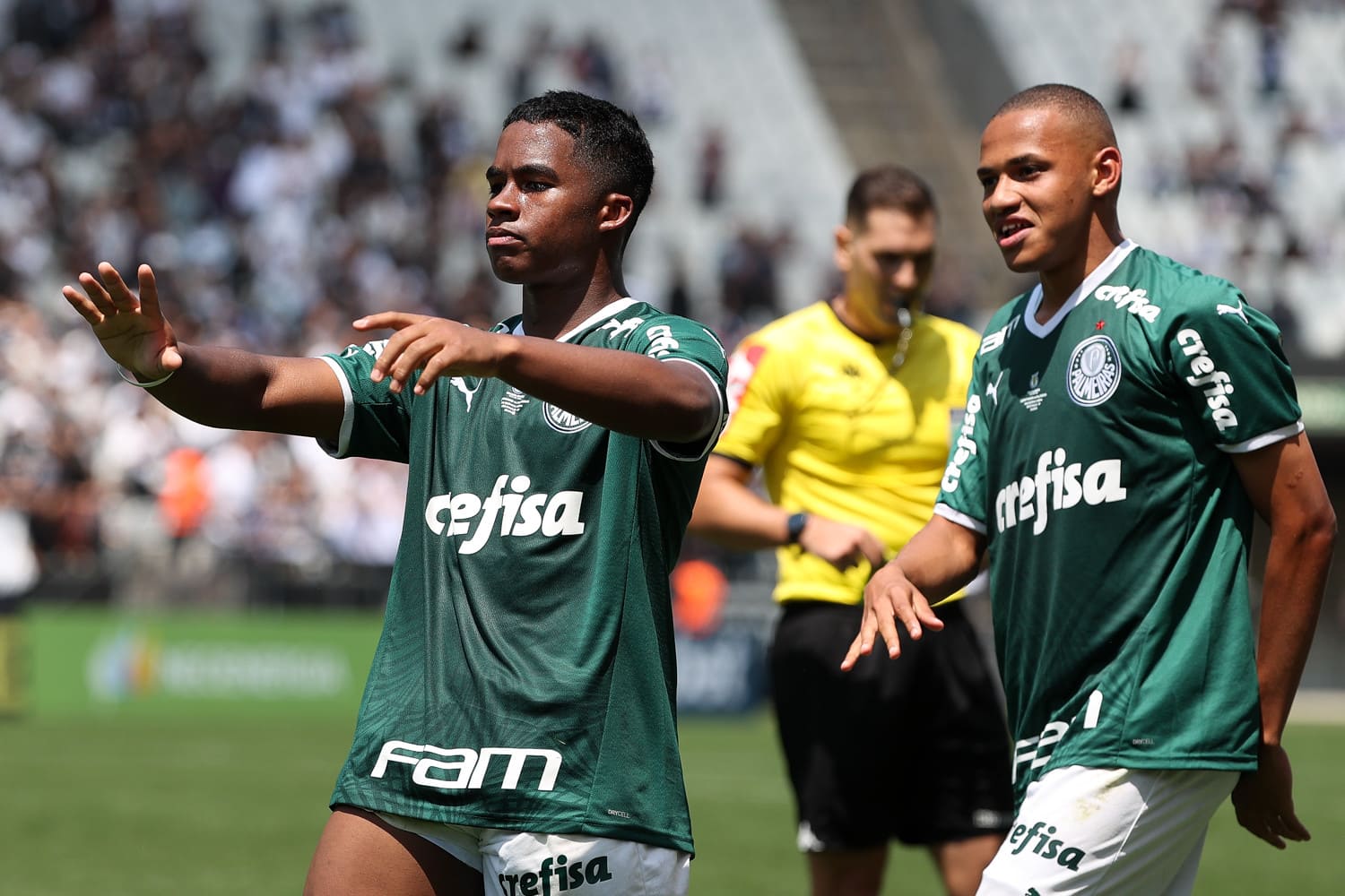 Ex-jogador, representante do Barcelona no Brasil, pode investir 35 milhões de euros por joia do Verdão