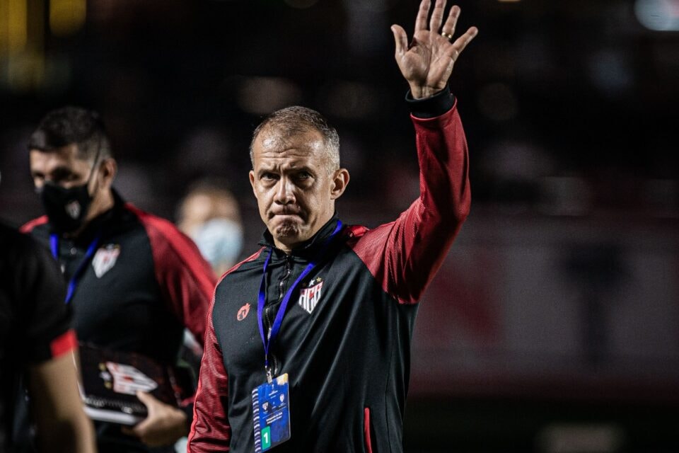 Treinador que fracassou no Palmeiras, afunda Atlético-GO e perde emprego 1 Treinador que fracassou no Palmeiras, afunda Atlético-GO e perde emprego