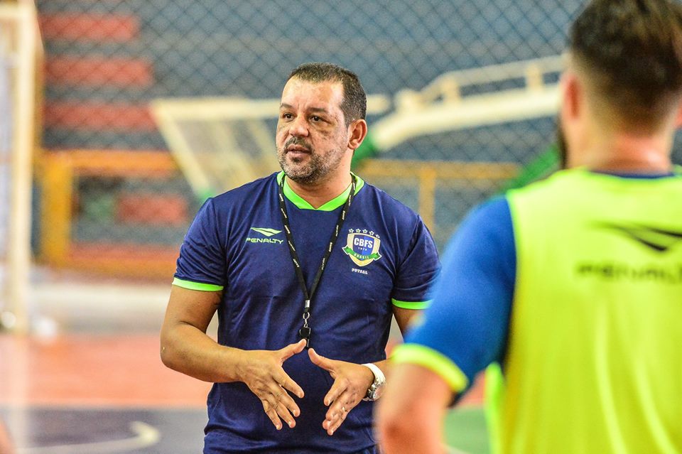 Marquinhos Xavier, treinador da Seleção Brasileira de Futsal, enche a bola de Abel Ferreira