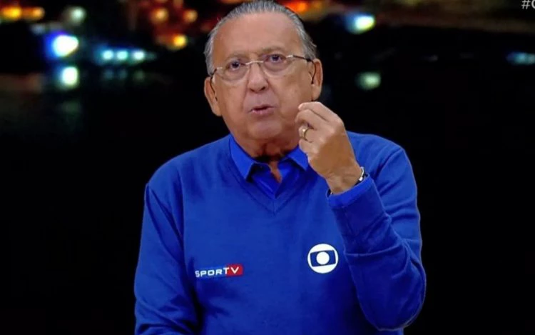 Galvão Bueno criticou adiamento do jogo do Corinthians.