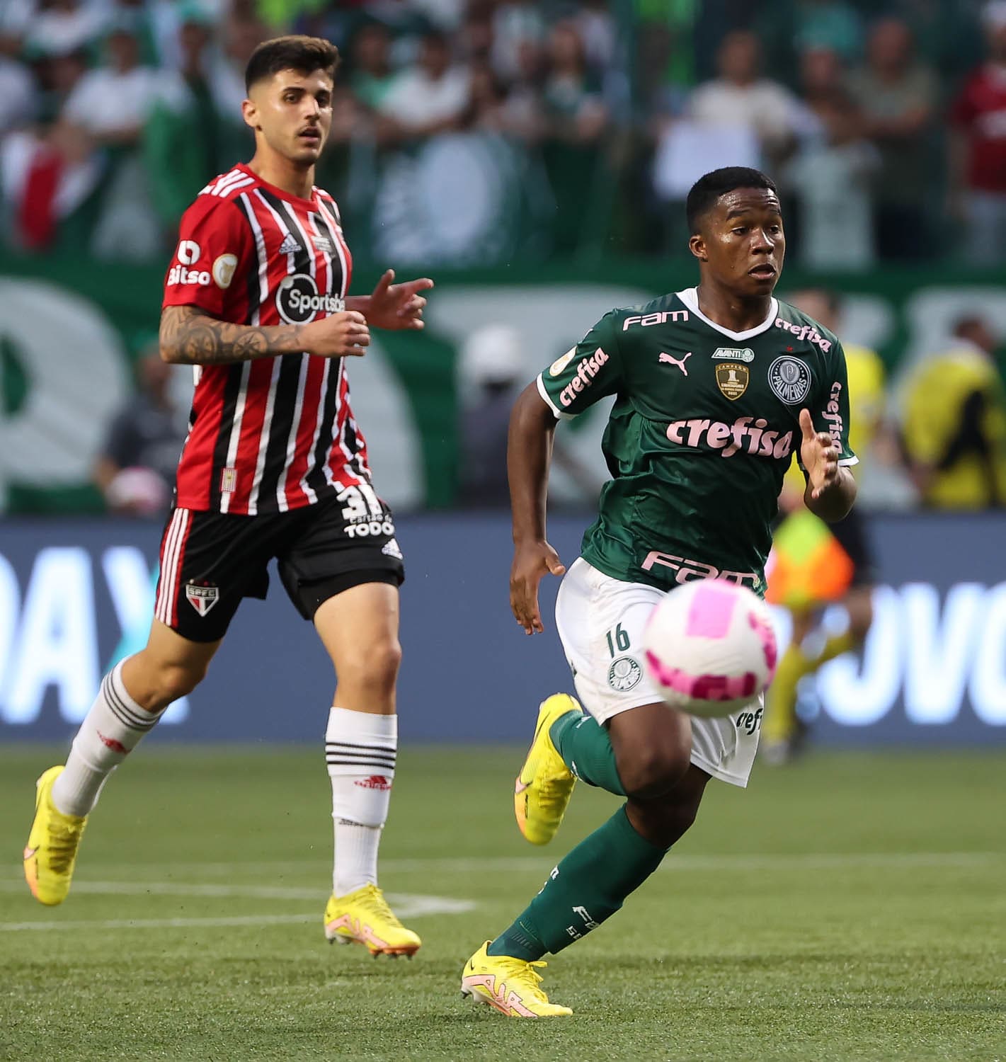 Palmeiras nada em dinheiro enquanto São Paulo está se afogando em dívidas
