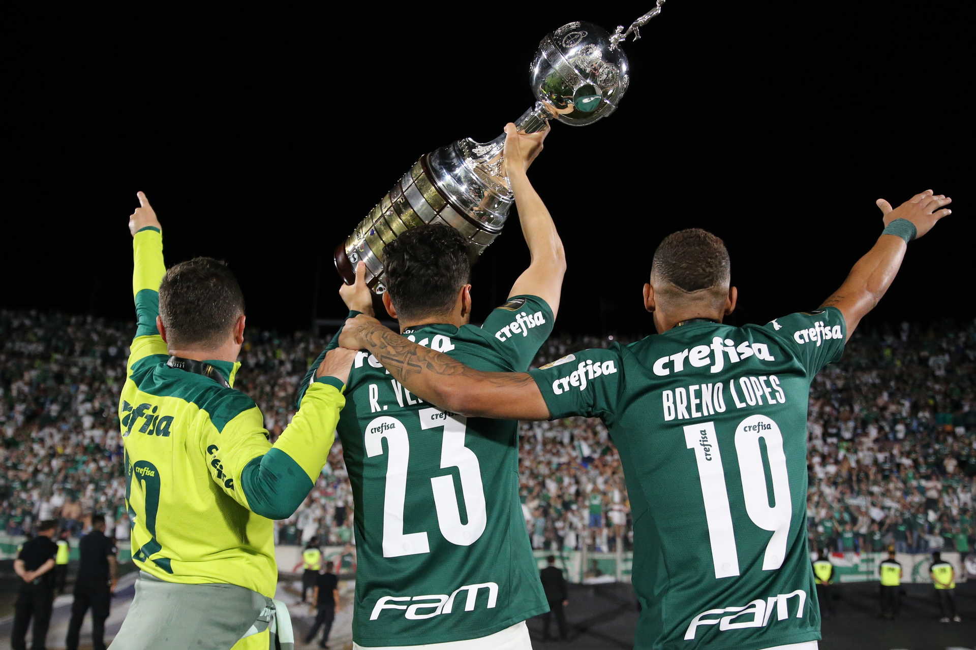 epa09608209 Palmeiras' players celebrate with the fans victory against Flamengo and winning the Copa Libertadores after the end of the final at the Centenario Stadium in Montevideo, Uruguay, 27 November 2021.  EPA/Raul Martinez