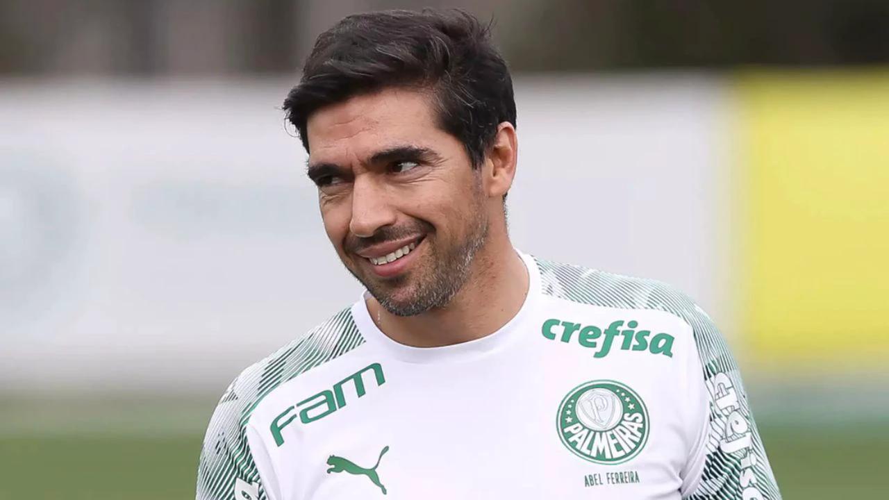 Abel Ferreira, ex-jogador do treinador "cava" vaga no Palmeiras.