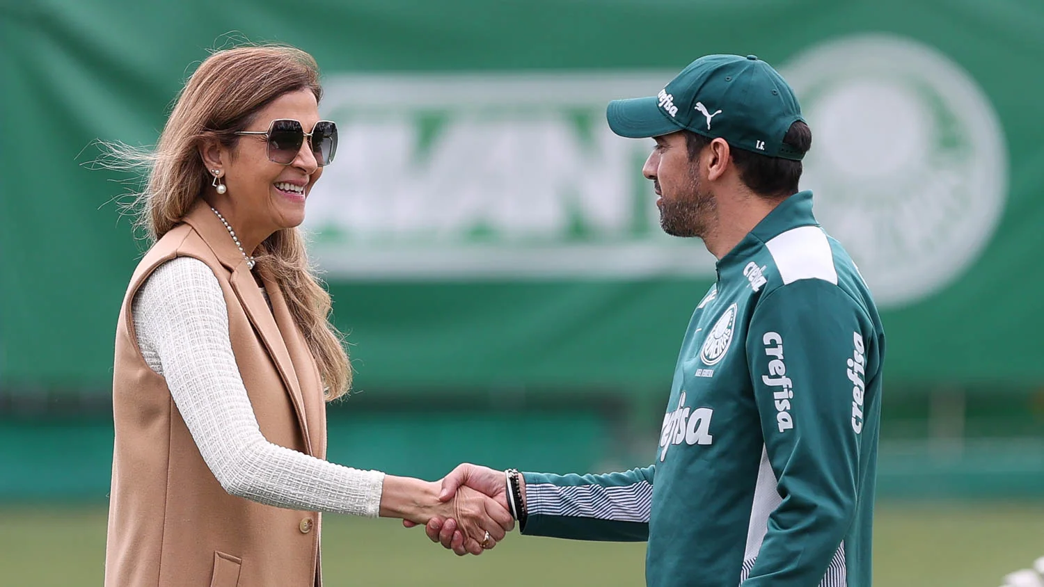Palmeiras vacila e vê rival se fortalecer ainda mais.