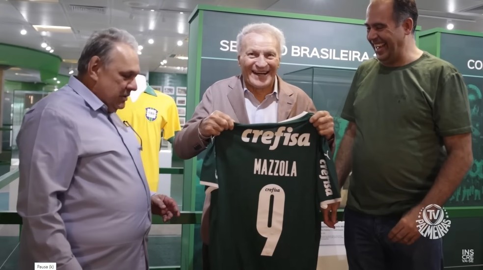 Ídolo do Verdão visita sala de troféus e se declara ao clube 8 Ídolo do Verdão visita sala de troféus e se declara ao clube