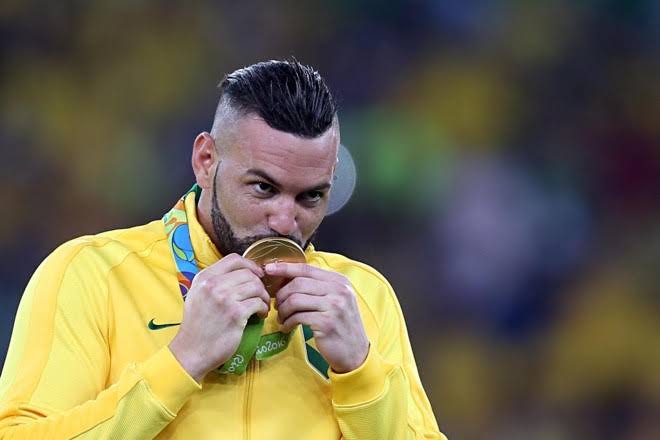 Goleiro do Palmeiras vai para Dubai e aparece comendo ouro