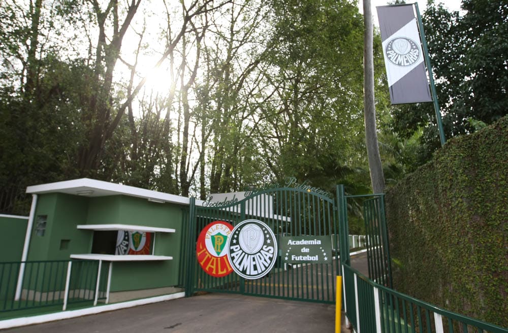 Recebia R$ 1 milhão do Palmeiras e agora vai ganhar menos de 1 terço 6 Recebia R$ 1 milhão do Palmeiras e agora vai ganhar menos de 1 terço