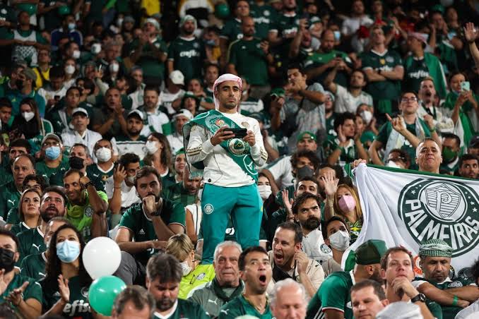 Possível substituto de Danilo abre o jogo e elogia a torcida do Palmeiras