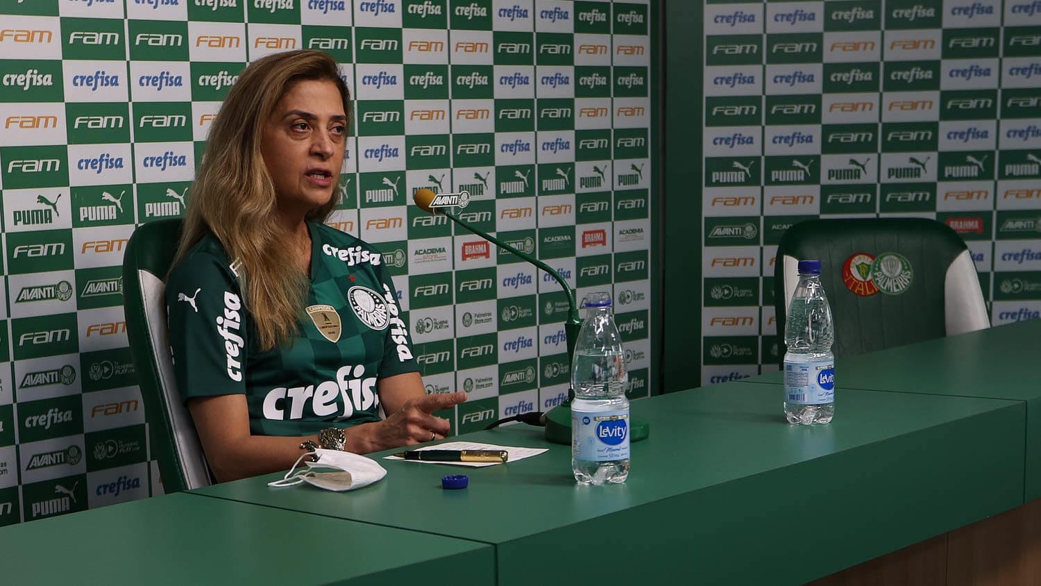 Palmeiras faz diferente do Corinthians e assume dívida.