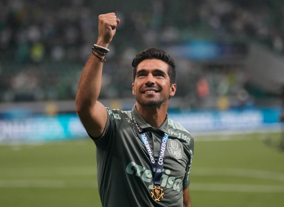 Abel Ferreira volta ao Palmeiras após período em Portugal.