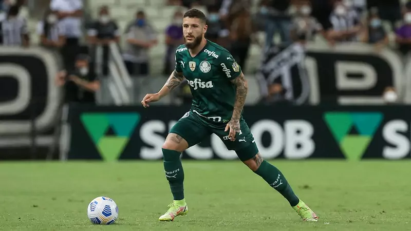 Zé Rafael precisou se sacrificar no Palmeiras.
