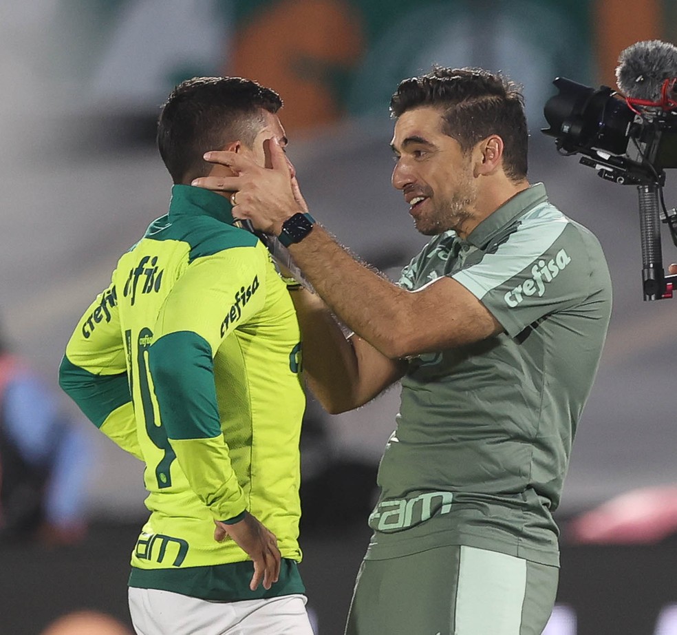 Revelados os 10 maiores salários do Palmeiras em 2023 1 Abel Ferreira e Dudu após o título da Libertadores de 2021.