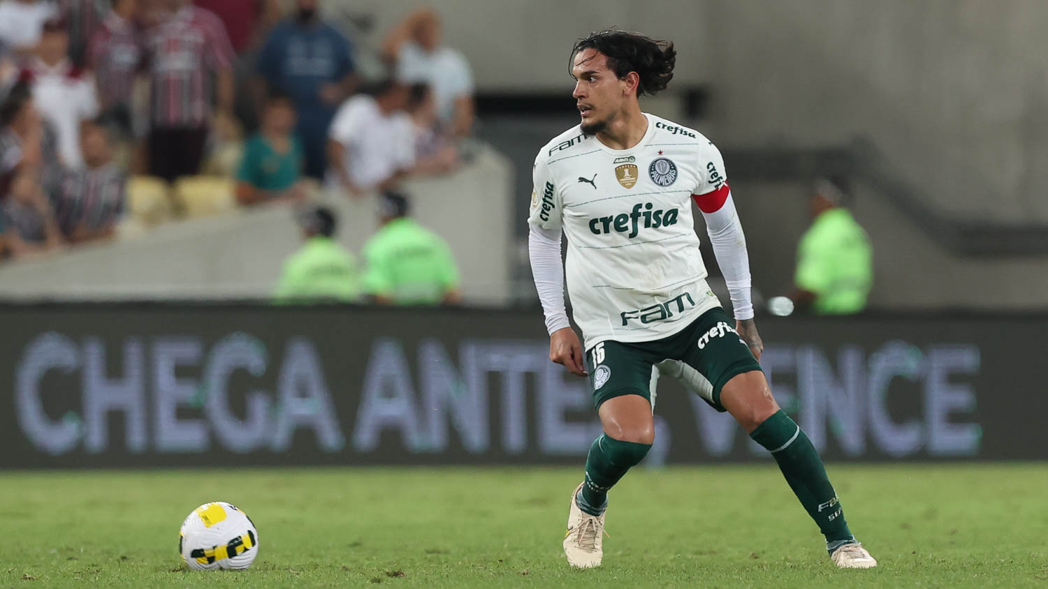 Parceiro ideal para Gustavo Gómez fica livre no mercado e Palmeiras liga o alerta   