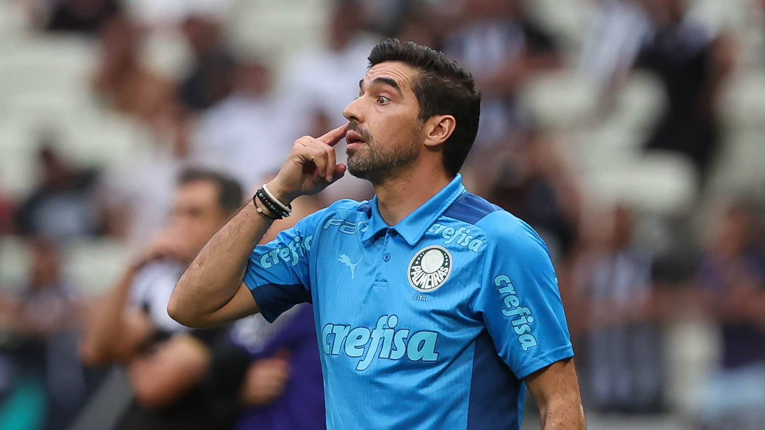 Apresentador da Globo leva invertida após tentar tirar Abel Ferreira do Palmeiras