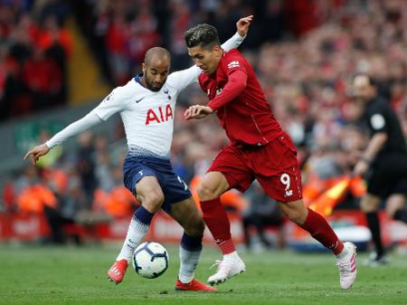 lucas do tottenham disputa jogada com roberto firmino do liverpool