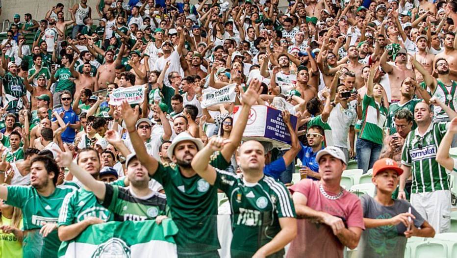 Torcida do Palmeiras paga caro para ver o time.