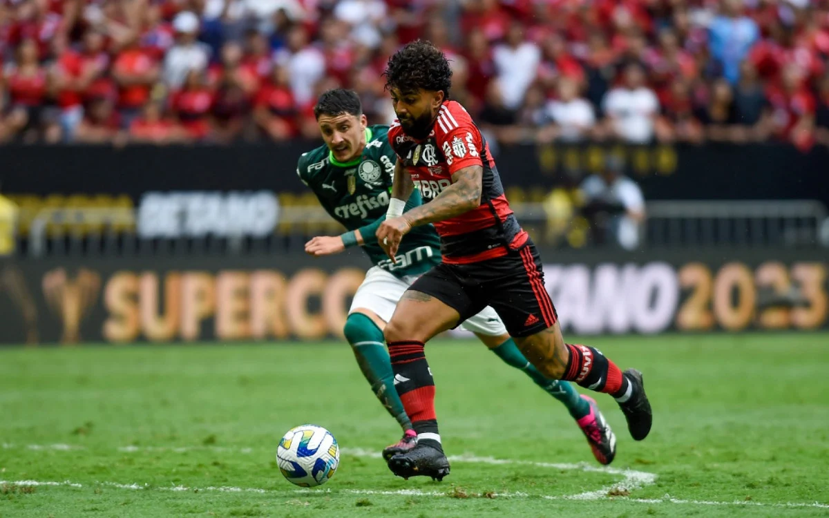Gabigol em ação pelo Flamengo contra o Palmeiras.