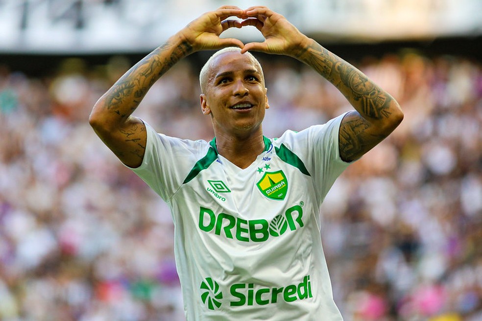 Deyverson celebra gol pelo Cuiabá.