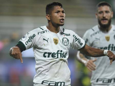Rony põe maior ídolo do Flamengo no chinelo