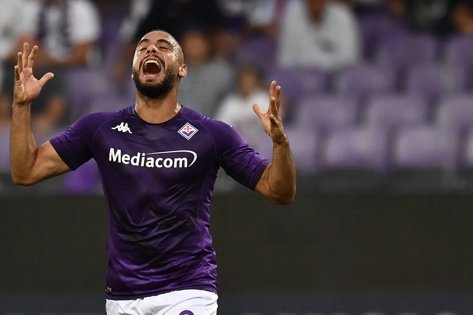 Arthur Cabral amplia recorde histórico em competição da UEFA