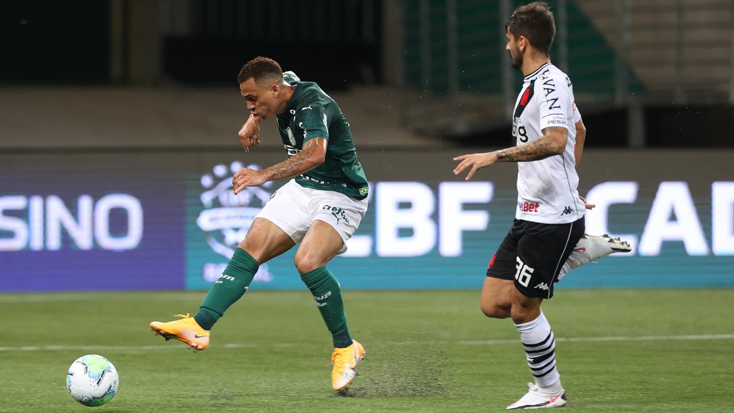 Palmeiras e Vasco se enfrentam pelo Brasileirão.