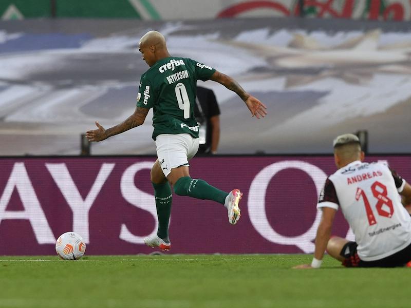 deyverson deixa andreas pereira para tras e avanca para marcar o gol do titulo do palmeiras sobre o flamengo na libertadores 2021
