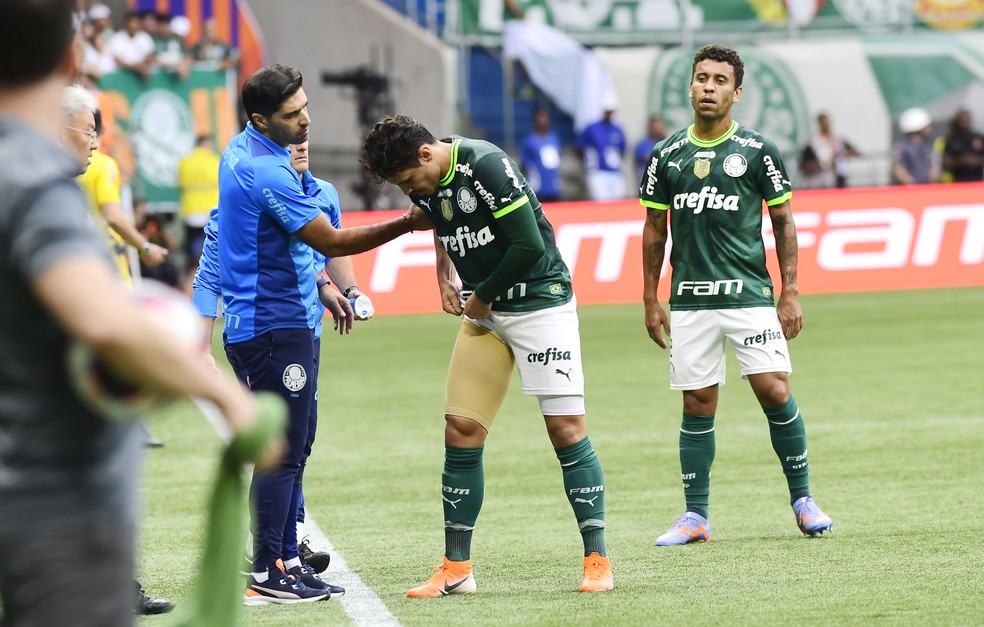 Raphael Veiga é mais um desfalque do Palmeiras por lesão.