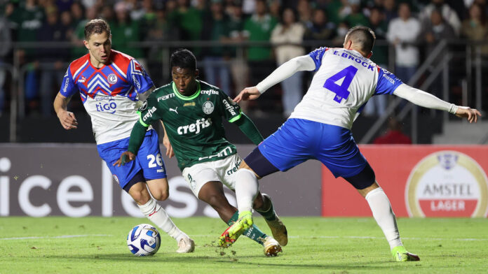 Palmeiras-disputa-bola-Cerro-Porteno