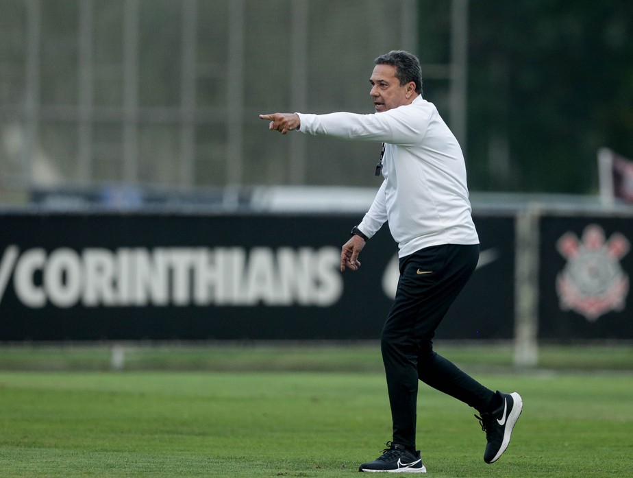 Fomos surpreendidos com o salário de Vanderlei Luxemburgo no Corinthians