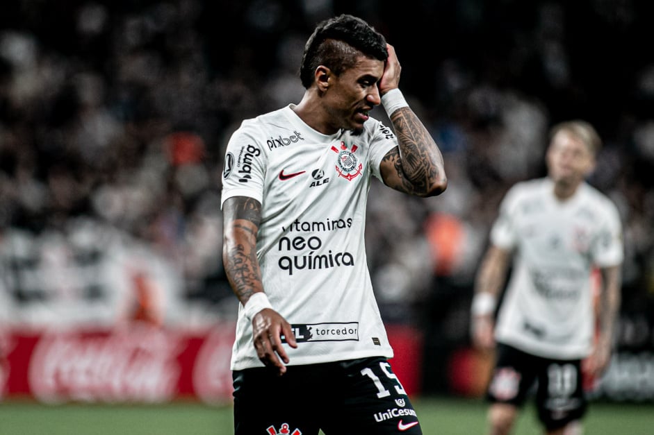 Corinthians vive crise e está à beira do rebaixamento.