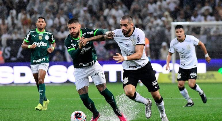 Está sendo expulso do Corinthians e pode acabar fechando contrato com o Palmeiras