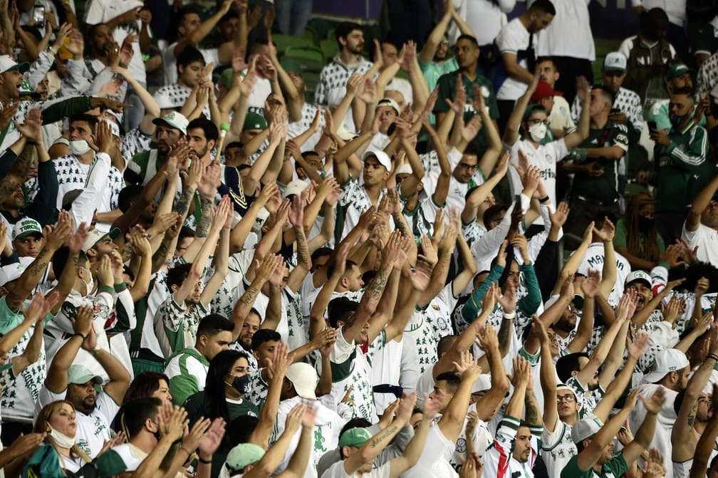 Rafael Navarro e Tabata revoltam torcida do Palmeiras.