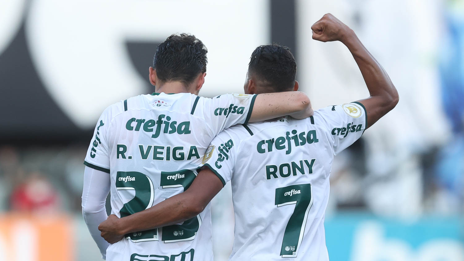 Raphel Veiga cruza e Rony marca bonito gol pela seleção brasileira 1 O jogador Raphael Veiga, da SE Palmeiras, comemora seu gol contra a equipe do Santos FC, durante partida válida pela trigésima rodada, do Campeonato Brasileiro, Série A, no estádio da Vila Belmiro. (Foto: Cesar Greco)